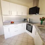 Proche Plage, Climatise, Terrasse, Jardinet Et Parking, Tres Calme Apartman
