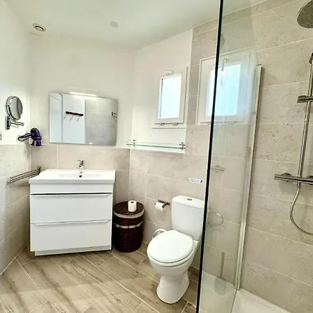 Apartament Proche Plage, Climatise, Terrasse, Jardinet Et Parking, Tres Calme *