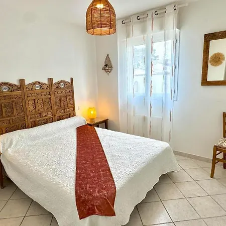 Proche Plage, Climatise, Terrasse, Jardinet Et Parking, Tres Calme Apartament