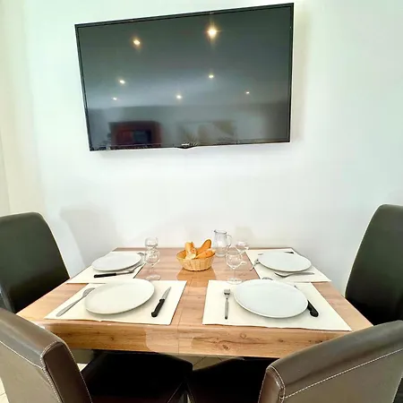 T3 En 3 Etoiles De Plain-pied, Climatise, Terrasse, Jardinet Et Parking, Tres Calme *