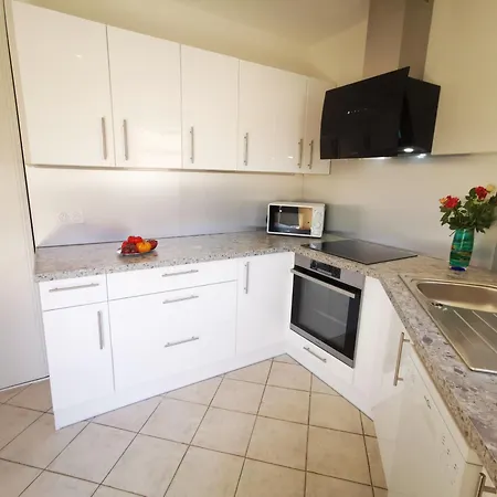 Proche Plage, Climatise, Terrasse, Jardinet Et Parking, Tres Calme Apartament