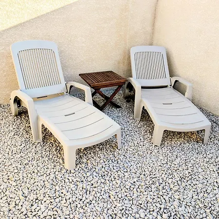 Proche Plage, Climatise, Terrasse, Jardinet Et Parking, Tres Calme