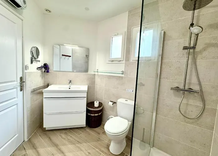 Apartament En 3 Epis De Plain-pied, 2 Chambres, Climatise, Terrasse, Jardinet Et Parking, Tres Calme *