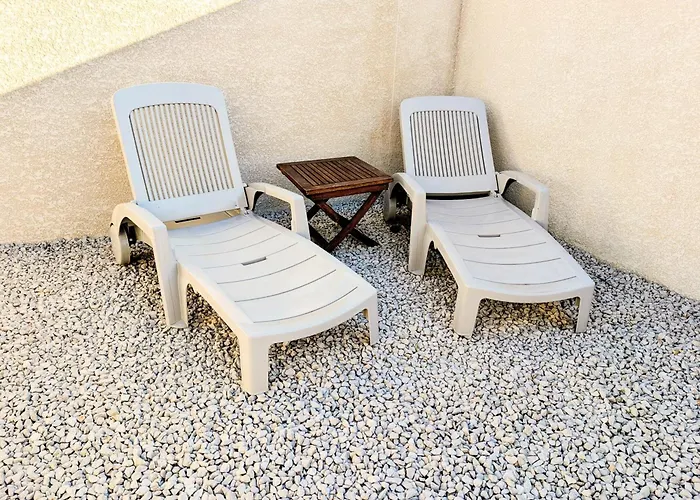 En 3 Epis De Plain-pied, 2 Chambres, Climatise, Terrasse, Jardinet Et Parking, Tres Calme